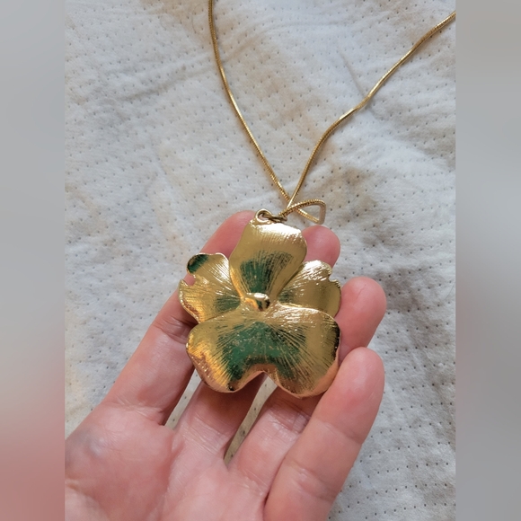 NWOT Lovely Green Enamel Floral Faux Pearl Pendant Necklace - Picture 4 of 7